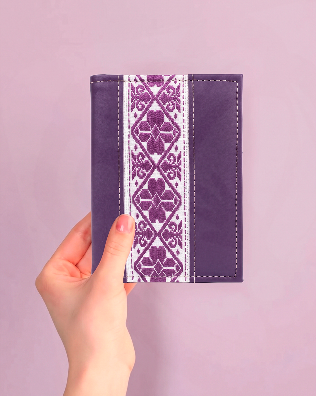 Porta Pasaporte Morado con Bordado Vertical - Telar de Cintura