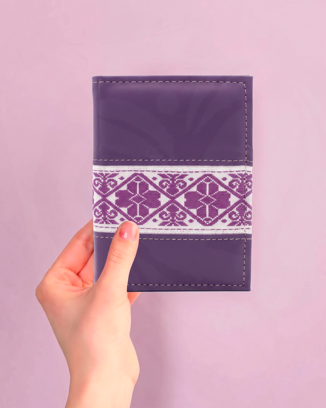 Porta Pasaporte Morado con Bordado Horizontal - Telar de Cintura