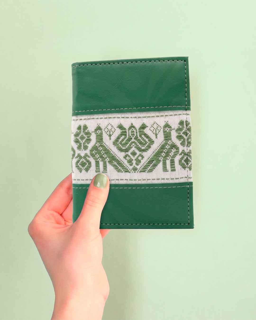 Porta Pasaporte Verde con Bordado Horizontal - Telar de Cintura