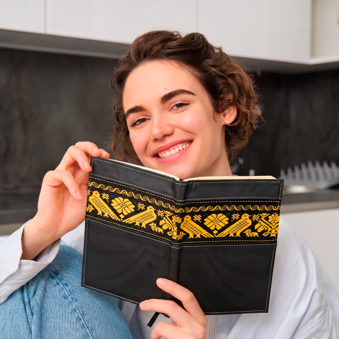 Libreta Negra con Bordado Amarillo - Telar de Cintura